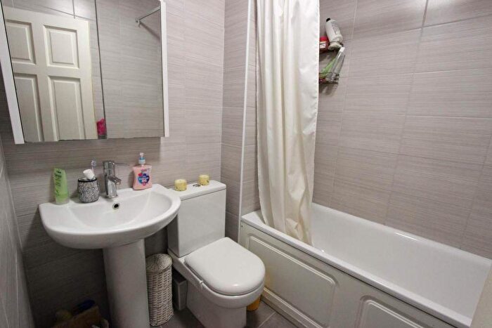 2 Bedroom Flat To Rent In Friern Park, London, N12