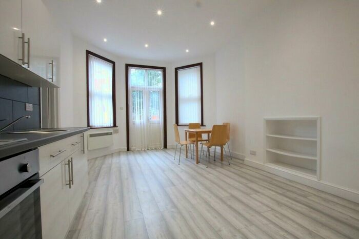 Flat To Rent In Park Avenue, Willesden, London, NW2