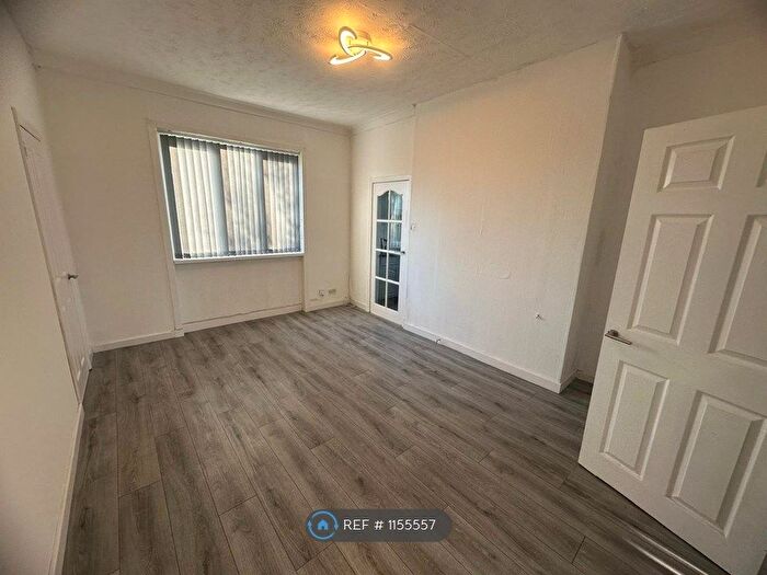 3 Bedroom Flat To Rent In Tarfside Avenue, Glasgow, G52
