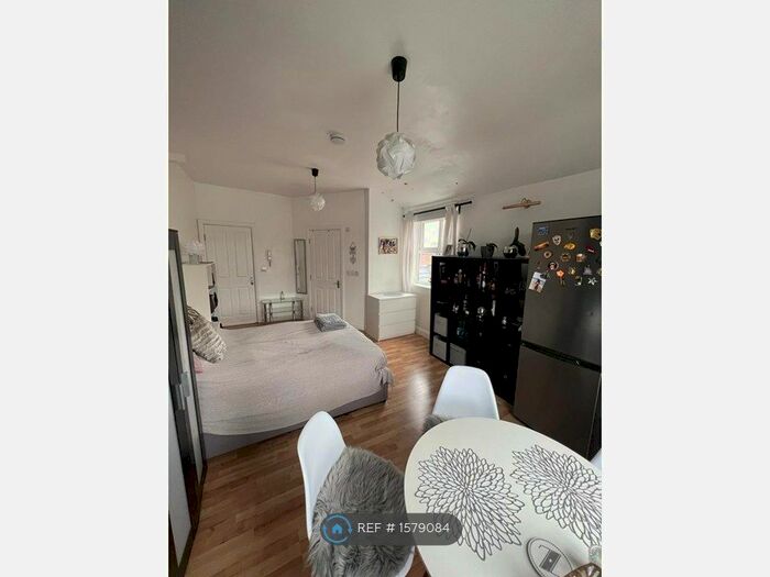 Studio To Rent In Woodgate, Leicester, LE3