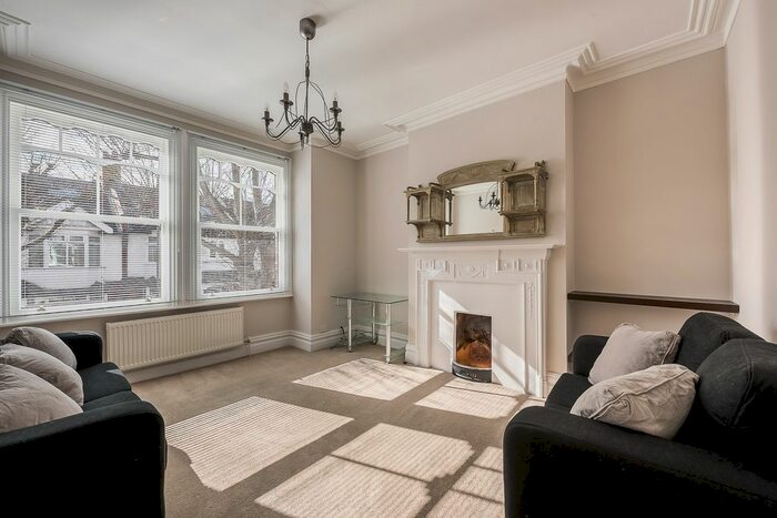 3 Bedroom Flat To Rent In Badminton Road, Balham, London, SW12