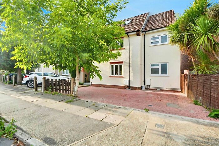 3 Bedroom Flat To Rent In Crowther Avenue, Brentford, TW8