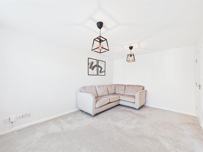 1 Bedroom Flat To Rent In Redoubt Close, Hitchin, SG4