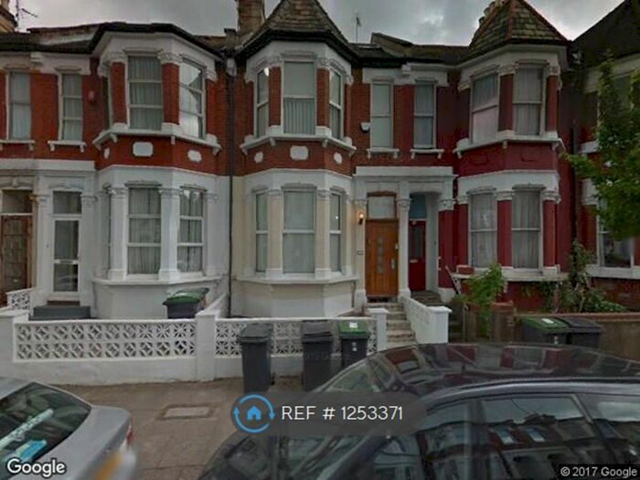 Studio To Rent In Hillside Road, London N15