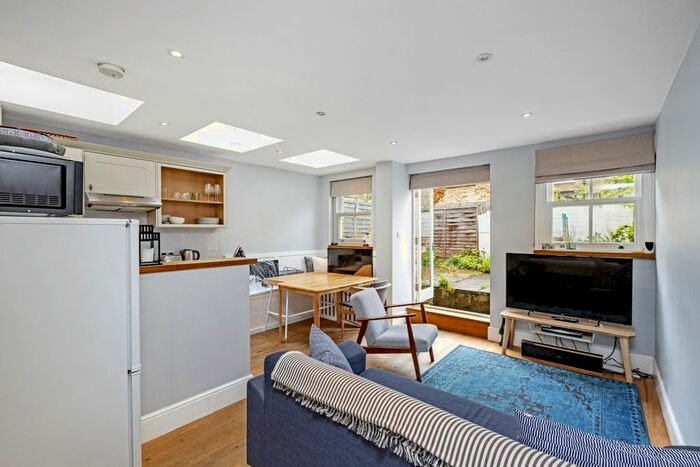 2 Bedroom Flat To Rent In Gilstead Road, London, SW6