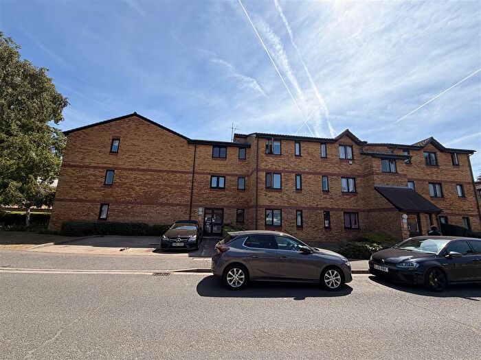 1 Bedroom Flat To Rent In Celadon Close, Enfield, EN3