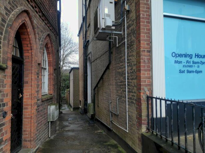 Flat To Rent In Linkfield Corner, Redhill, RH1