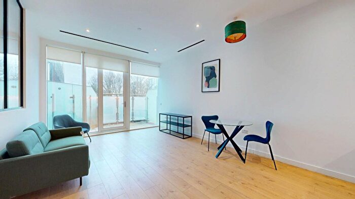 1 Bedroom Flat To Rent In Great West Road, Brentford, TW8