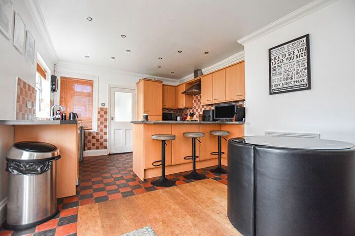 3 Bedroom Semi-Detached House For Sale In Radcliffe Road, Stamford, PE9 - Photo 2