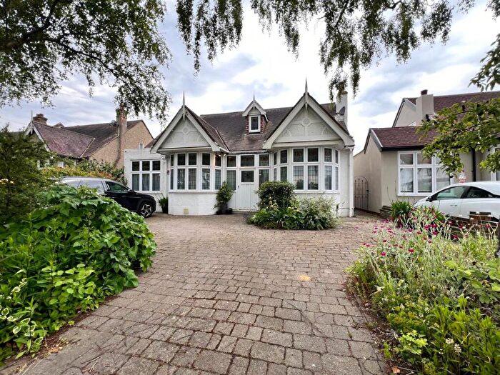 6 Bedroom Bungalow For Sale In Westrow Gardens, Seven Kings, IG3