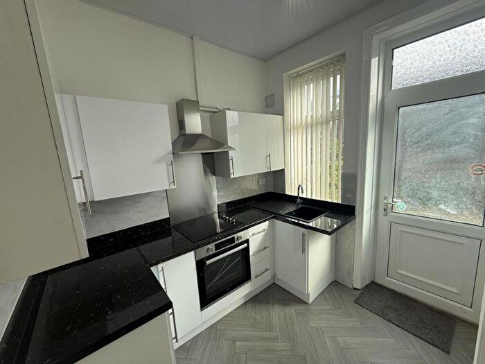 2 Bedroom Terraced House For Sale In Lingwood Terrace, Bradford, BD8