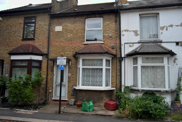 4 Bedroom Cottage To Rent In Upton Road, Hounslow TW3