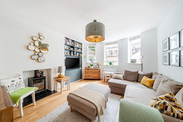 2 Bedroom Flat For Sale In Milton Avenue, London, N6