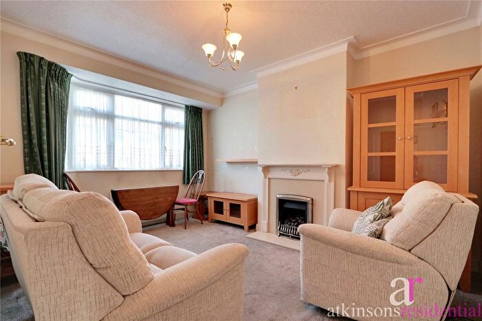 2 Bedroom Flat For Sale In Canonbury Road, Enfield, Middlesex, EN1