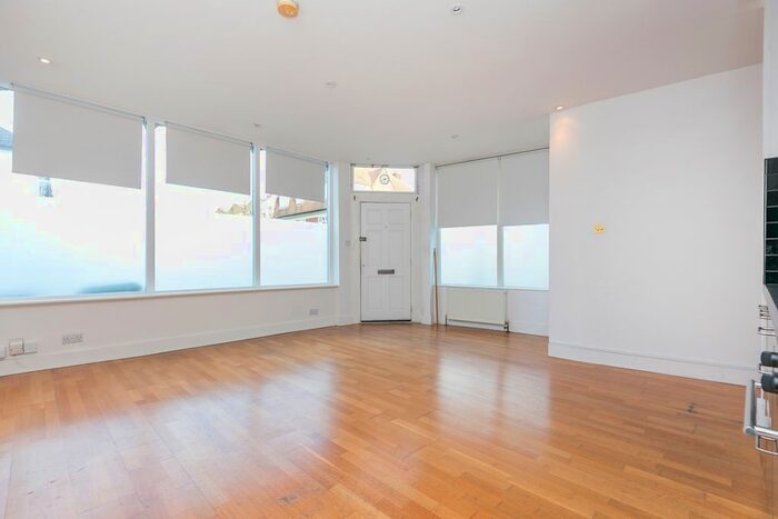 2 Bedroom Flat To Rent In Pellatt Road, London SE22