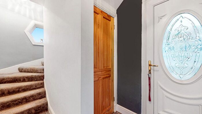 3 Bedroom End Of Terrace House For Sale In Carnock Crescent, Glasgow, G78