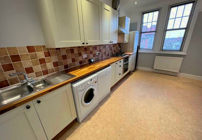 2 Bedroom Flat To Rent In Long Lane, Finchley, N3