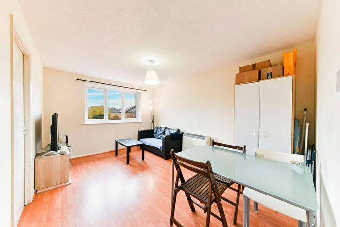 1 Bedroom Flat To Rent In Ringwood Gardens, Canary Wharf, London, E14