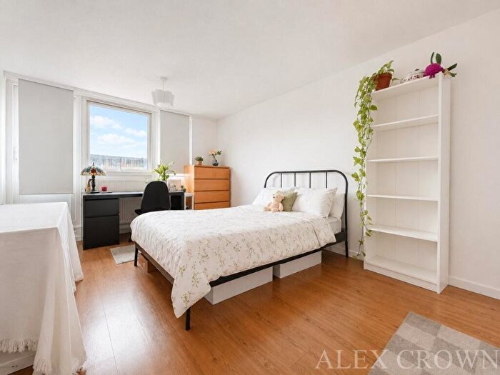 3 Bedroom Flat To Rent In Cable Street, Shadwell, E1W