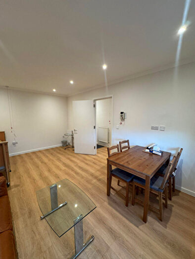 2 Bedroom Flat To Rent In Birnbeck Court, Finvhley Road, NW11