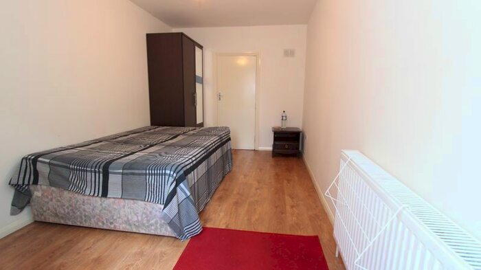 Studio To Rent In Osidge Lane, London, N14