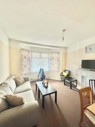 1 Bedroom Flat To Rent In Woodside Road, London, N22