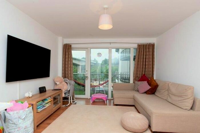 2 Bedroom Flat To Rent In Victoria Wharf, Watkiss Way, Cardiff CF11
