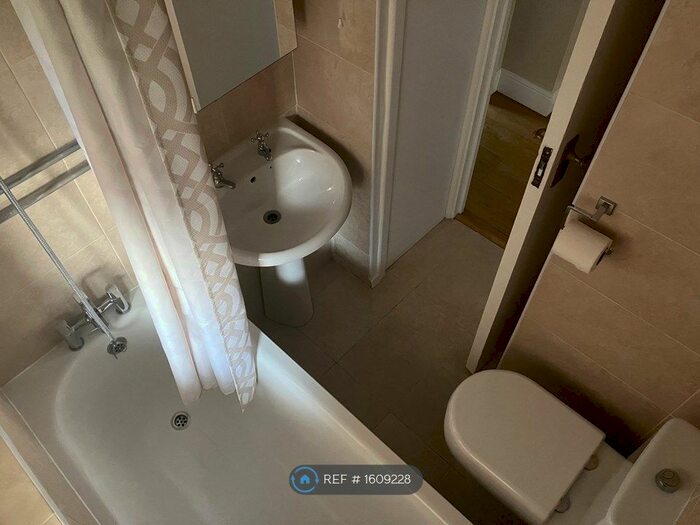 1 Bedroom Flat To Rent In Harwood Court, London, SW15