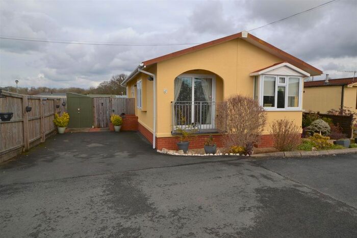 2 Bedroom Mobile/park Home For Sale In Oakmere Park, Hanley Swan, Worcester, WR8