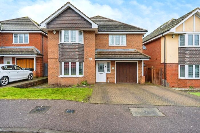 6 Bedroom Detached House For Sale In Shervington Grove, Luton, LU3