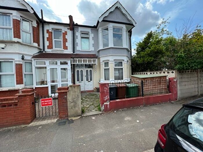 2 Bedroom Maisonette To Rent In Epsom Road, Leyton, E10