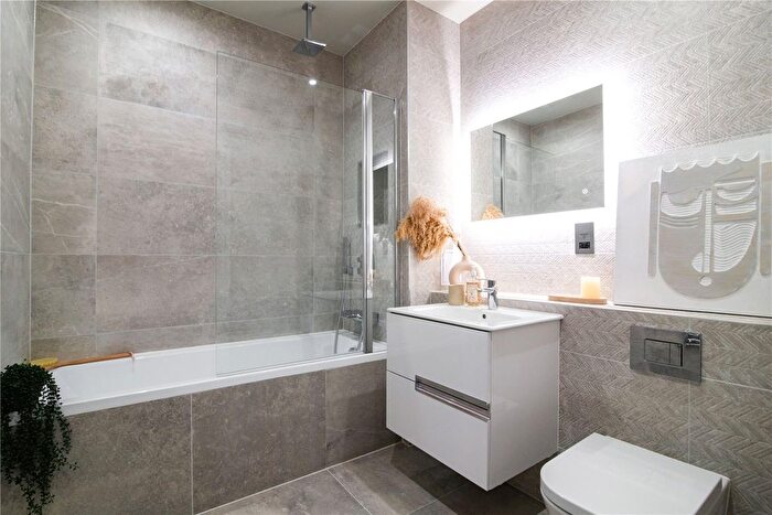 1 Bedroom Flat For Sale In Sandycombe Road, Richmond, TW9