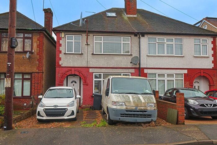 3 Bedroom Semi Detached House For Sale In Manor Road, Hoddesdon, EN11
