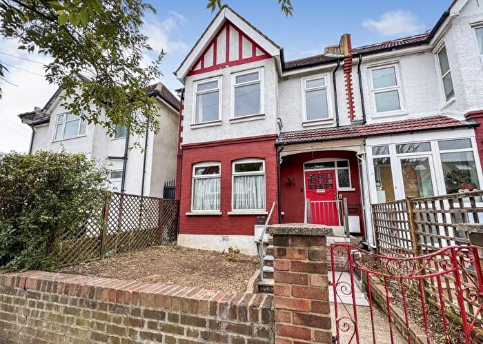 4 Bedroom End Of Terrace House For Sale In Woodgrange Avenue, North Finchley, N12