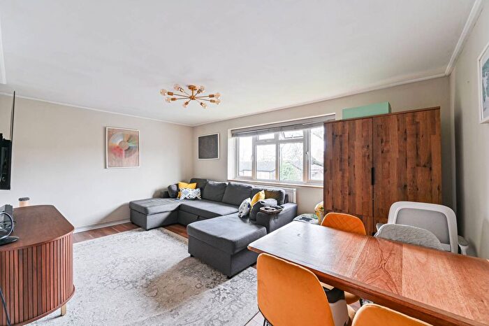 3 Bedroom Flat For Sale In Roupell Road, Tulse Hill, London, SW2
