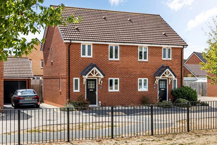 3 Bedroom Semi-Detached House For Sale In Wintergreen Close, Didcot, OX11