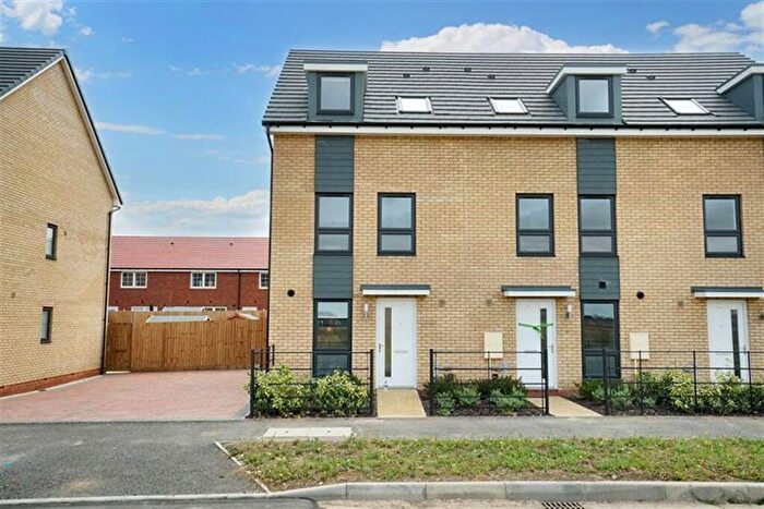 3 Bedroom End Of Terrace House To Rent In Bedroom End Of Terrace House In Four Acre Drive, Houghton Conquest, MK45