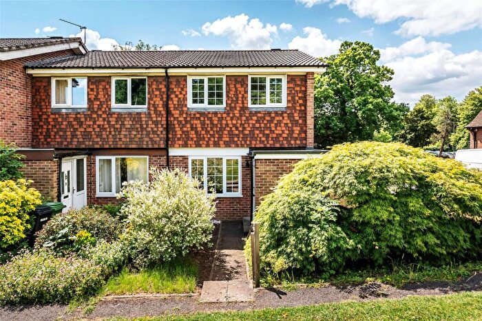 3 Bedroom End Of Terrace House For Sale In Oaks Close, Leatherhead, Surrey, KT22