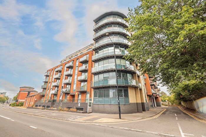 2 Bedroom Flat For Sale In Bath Road, Slough, SL1