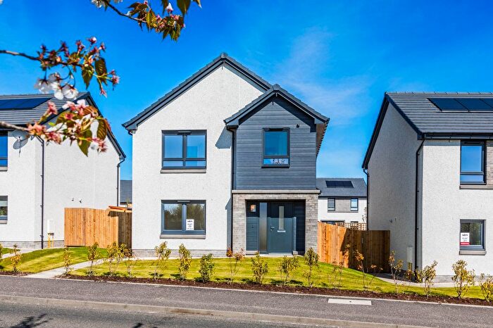 4 Bedroom Detached House For Sale In Weavers Lane, Cairneyhill, KY12