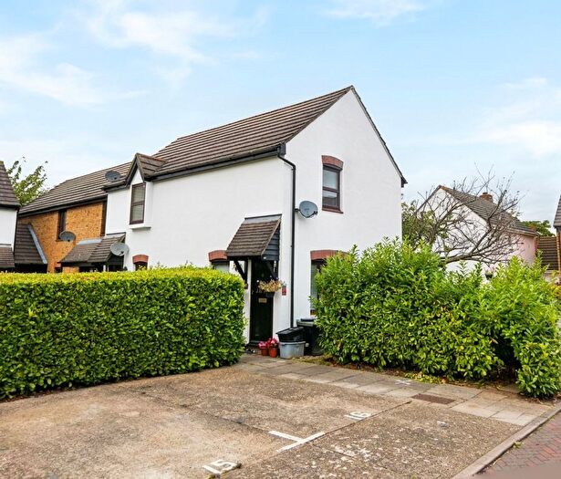 1 Bedroom Terraced House For Sale In Hyacinth Close, Hampton, TW12