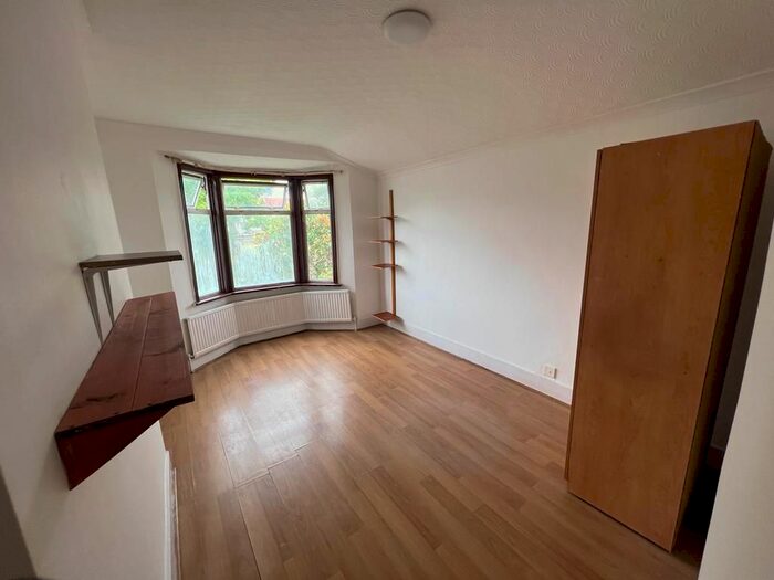 1 Bedroom Flat To Rent In Byron Avenue, London, E12