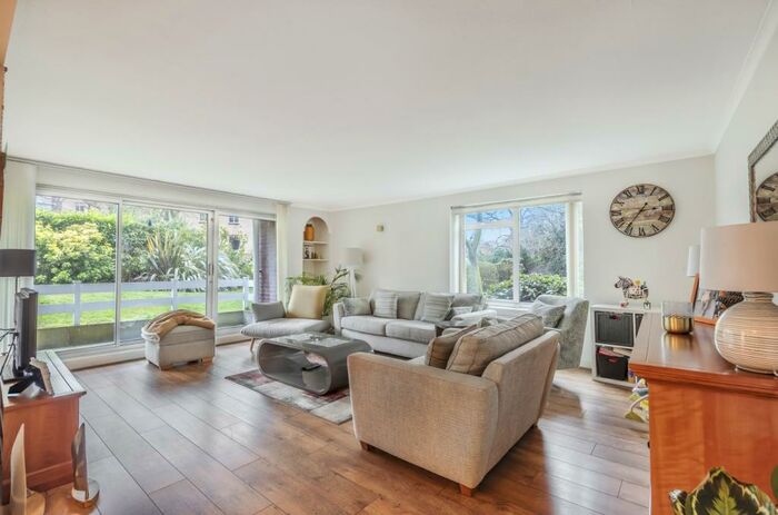 3 Bedroom Flat To Rent In Court Downs Road Beckenham, BR3