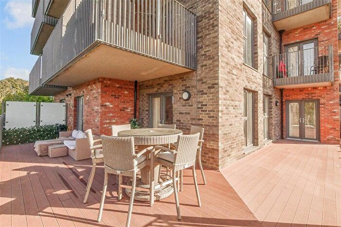 2 Bedroom Flat For Sale In Rosalind Drive, Maidstone, Kent, ME14