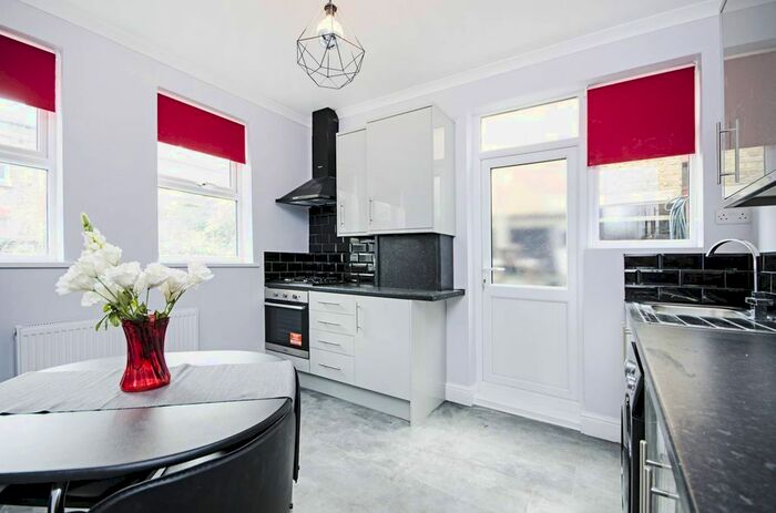 1 Bedroom Flat To Rent In Bloxhall Road, Leyton, London, E10