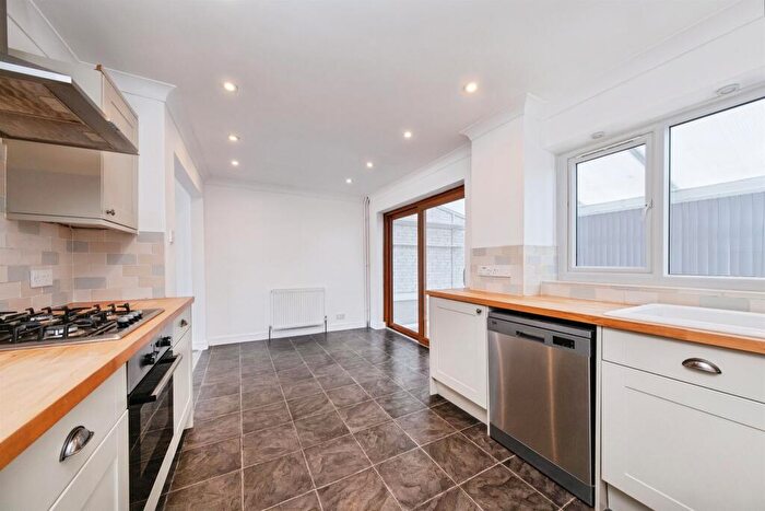 5 Bedroom Semi-Detached House For Sale In Byron Drive, Newport Pagnell, MK16