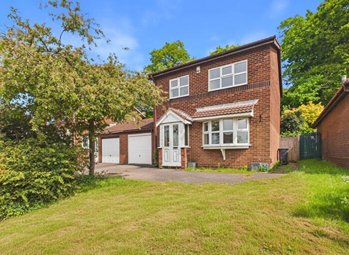 3 Bedroom Detached House For Sale In College Farm Drive, New Oscott, B23