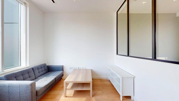 1 Bedroom Flat To Rent In Great West Road, Brentford, TW8