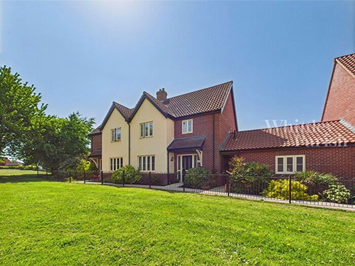 3 Bedroom Semi-Detached House For Sale In Honeysuckle Way, Attleborough, NR17