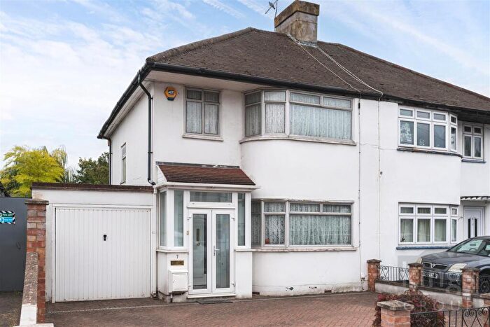 3 Bedroom Semi-Detached House For Sale In Orchard Way, Enfield, EN1